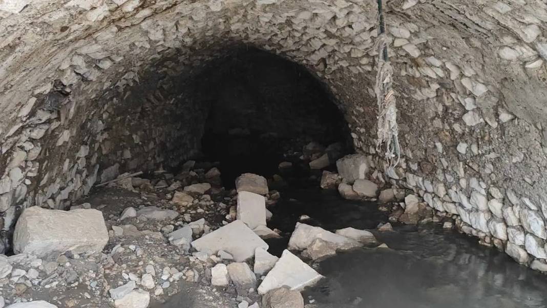 Hatay’da Depremde Yıkılan Binanın Altından Tarihi Su Kanalı Çıktı! 2